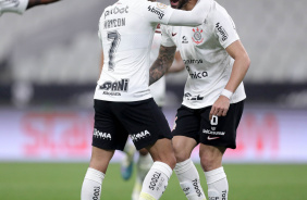 Maycon e Renato Augusto comemorando gol do Corinthians diante o Vasco