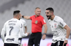 Maycon e Renato Augusto comemorando gol do Corinthians