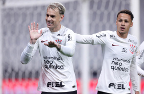 Rger Guedes e Matheus Arajo comemorando gol do Corinthians