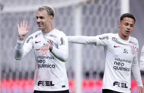 Rger Guedes e Matheus Arajo comemorando gol do Corinthians contra o Vasco