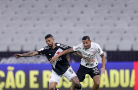 Ruan Oliveira em disputa de bola contra o Vasco
