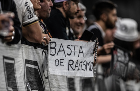 Torcida do Corinthians levanta faixa contra o racismo