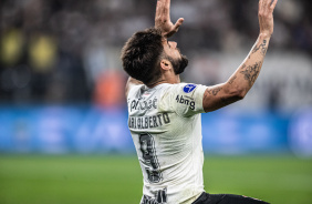 Yuri Alberto celebra gol contra o Newell's