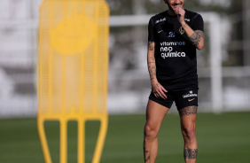 Fbio Santos parado olhando os jogadores durante o treino