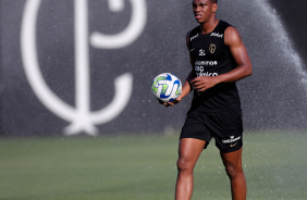 Felipe Augusto segurando a bola durante treino