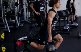 Guilherme Biro treinando na academia; Ruan Oliveira aparece atrs