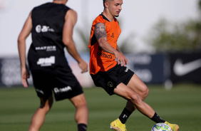Leo Mana e Matheus Arajo aparece atrs no treino desta quinta