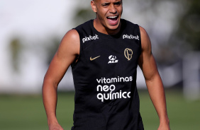 Murillo sorrindo no treino desta quinta-feira