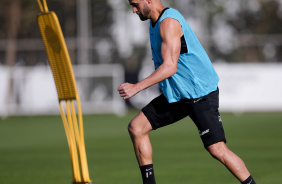 Renato Augusto treinando com a bola no CT