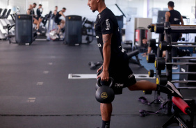 Ruan Oliveira durante treino na academia do CT