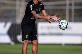 Ruan Oliveira durante treino no gramado do CT