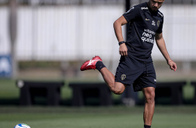 ngel Romero correndo no campo do CT Joaquim Grava