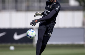 Carlos Miguel repondo a bola no treinamento do Corinthians