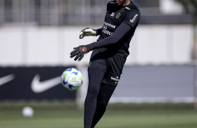 Carlos Miguel repondo a bola no treinamento do Corinthians