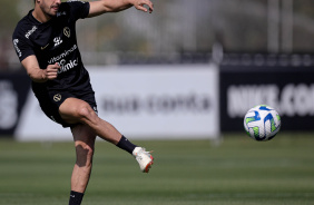 Giuliano em ao com a bola durante o treino