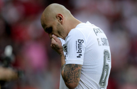 Fbio Santos beijando escudo do Corinthians aps marcar gol contra o Internacional