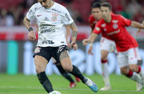 Fábio Santos cobrando pênalti no Beira Rio durante jogo contra o Internacional