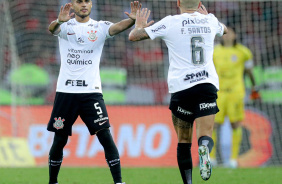 Fbio Santos comemorando com Fausto Vera o gol marcado contra o Internacional