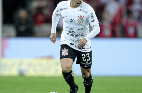 Fagner com a bola em seu domnio observando o gramado no Beira Rio