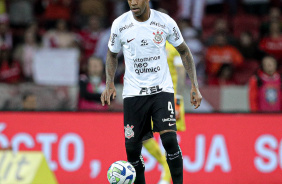 Gil durante jogo contra o Internacional no Beira Rio