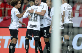 Jogadores do Corinthians festejando o gol anotado por Renato Augusto contra o Internacional