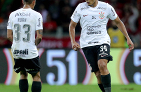 Murillo com a bola em seu domínio contra o Internacional; Ruan Oliveira aparece de costas