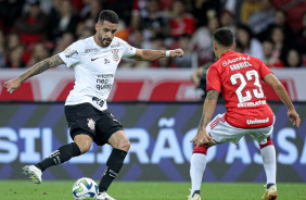 Renato Augusto chutando uma bola durante jogo contra o Internacional