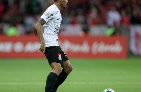 Ruan Oliveira prestes a dominar a bola no Beira Rio durante jogo contra o Internacional