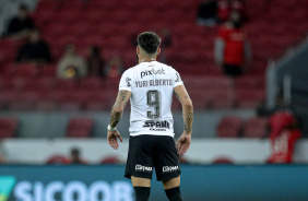 Yuri Alberto em pé no gramado do Beira Rio durante jogo contra o Internacional