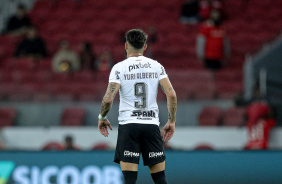 Yuri Alberto em p no gramado do Beira Rio durante jogo contra o Internacional