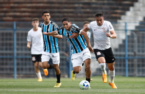 Giovane disputando a bola com o defensor do Grmio durante jogo pelo Brasileiro Sub-20