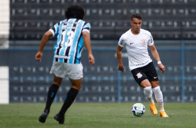 Giovane indo para cima do marcador do Grmio com a bola em seu domnio