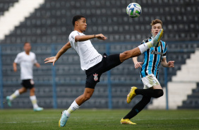 Joo Victor se esticando para dominar a bola no jogo contra o Grmio