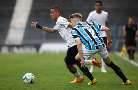 Wesley driblando jogador do Grêmio em jogo do Brasileiro Sub-20