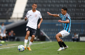 Kayke prestes a dominar a bola enquanto o jogador do Grmio est pressionando-o