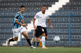 Thomas Lisboa fazendo passe em jogo contra o Grmio