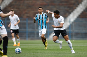 Wesley indo em direo  bola no jogo contra o Grmio, pelo Brasileiro Sub-20