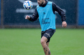 Bruno Mndez mirando a bola durante treino do Corinthians no CT do Grmio
