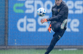 Cssio chuta bola durante treino do Corinthians no CT do Grmio