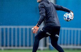 Cssio faz reposio durante treino do Corinthians no CT do Grmio