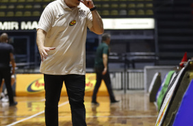 Cau Borges conduzindo a bola durante jogo do Corinthians