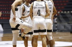 Isaac, Caue Borges, Elinho, Lo Demtrio e Pedro Nunes conversando antes do jogo