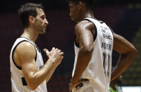 Elinho e Daniel Moreira conversando durante jogo