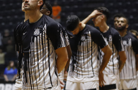 Elinho e jogadores do Basquete do Corinthians durante execuo do hino nacional