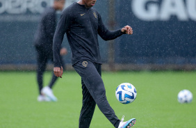 Felipe Augusto chutando a bola durante treino do Corinthians no CT do Grmio
