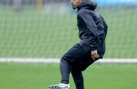 Matheus Bidu durante treino do Corinthians no CT do Grmio