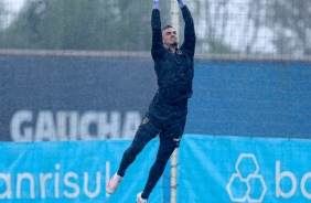 Matheus Donelli durante treino do Corinthians no CT do Grmio