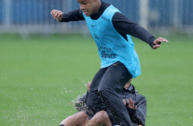 Pedro durante dividida em treino do Corinthians no CT do Grmio
