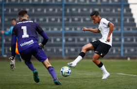 Pellegrin no momento do chute para marcar o gol do Corinthians