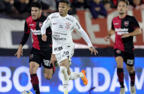 Adson correndo para pegar a bola a tempo contra os jogadores do Newell's